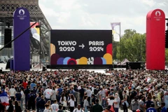 àng nghìn fan tập trung tại một khu fanzone cách không xa biểu tượng Tháp Eiffel, nơi một lá cờ Olympic tung bay trên đó. (Nguồn: Reuters)
