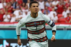 Ronaldo làm nên lịch sử EURO, cổ động viên Hungary gây choáng váng