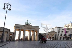 Khu vực Cổng thành Brandenburg ở Berlin vắng người qua lại do COVID-19. (Ảnh: Mạnh Hùng/TTXVN)
