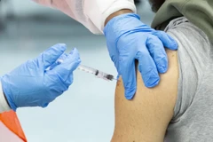 Người dân tiêm chủng vắcxin ngừa COVID-19 tại New York, Mỹ. (Ảnh: AFP/TTXVN)