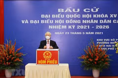 Tổng Bí thư Nguyễn Phú Trọng bỏ phiếu bầu đại biểu Quốc hội khóa XV và đại biểu Hội đồng nhân dân các cấp nhiệm kỳ 2021-2026. (Ảnh: Trí Dũng/TTXVN)