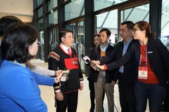 Phóng viên Thông tấn xã Việt Nam phỏng vấn đại biểu. (Ảnh: TTXVN)