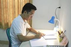 Em Vũ Mạnh Tùng luôn sắp xếp, bố trí thời gian học một cách khoa học và nghiêm túc. (Ảnh: Thùy Dung/TTXVN)