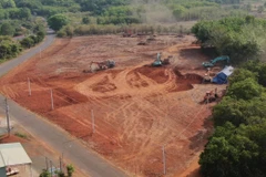 Một khu đất trên trục đường chính liên xã An Khương-Tân Lợi đang được giới 'cò' san ủi để phân lô bán nền. (Ảnh: Sỹ Tuyên/TTXVN)