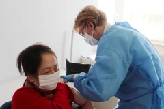 Tiêm phòng COVID-19 tại Trung tâm Y tế Lotus, Ba Lan. (Ảnh: Văn Long/TTXVN phát)