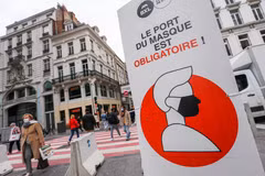 Biển nhắc nhở người dân đeo khẩu trang phòng dịch COVID-19 tại Brussels, Bỉ. (Ảnh: THX/TTXVN)