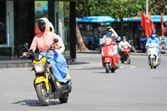 Bắc Bộ và Trung Bộ ngày nắng nóng gay gắt, chiều tối mưa dông