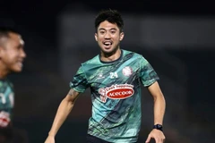 Lee Nguyễn cùng đồng đội khởi động trước trận 'đại chiến' với Hà Nội