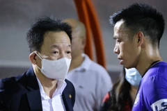 Bầu Hiền, Văn Quyết và Duy Mạnh thẫn thờ khi Hùng Dũng bị gãy chân