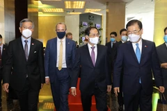 Bộ trưởng Bộ Ngoại giao Bùi Thanh Sơn (thứ hai bên phải), Bộ trưởng Ngoại giao Singapore Vivian Balakrishnan (ngoài cùng bến trái), Bộ trưởng Ngoại giao Hàn Quốc Chung Eui Yong (ngoài cùng bên phải) và Bộ trưởng Bộ Ngoại giao và Phát triển Vương quốc Anh 