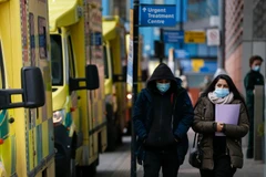 Người dân đeo khẩu trang phòng lây nhiễm COVID-19 tại London, Anh, ngày 26/1. (Ảnh: THX/TTXVN)