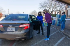 Tình nguyện viên phát nước sạch cho người dân tại Dallas, bang Texas, Mỹ ngày 20/2/2021. (Ảnh: THX/TTXVN)