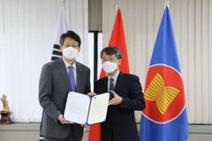 Thành phố Chuncheon trao tặng 5.000 bộ xét nghiệm nhanh cho Đà Lạt