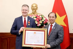 Thứ trưởng Bộ Ngoại giao Nguyễn Quốc Dũng trao Huân chương Hữu nghị cho Đại sứ Hợp chúng quốc Hoa Kỳ tại Việt Nam Daniel J.Kritenbrink. (Ảnh: Phạm Kiên/TTXVN)