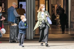 Du khách đeo khẩu trang phòng dịch COVID-19 tại Berlin, Đức ngày 5/8/2021. (Ảnh: THX/TTXVN)