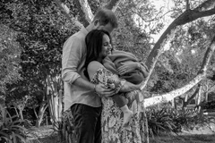 Harry, Meghan và con trai Archie trong ảnh mới. (Ảnh: Getty Images)