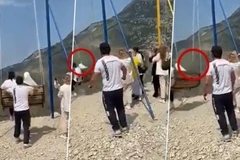 [Video] Hãi hùng xích đu bị đứt, 2 cô gái rơi xuống vách núi