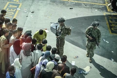 Binh sỹ Mỹ gác tại sân bay quốc tế ở Kabul, ngày 16/8. (Ảnh: AFP/TTXVN)