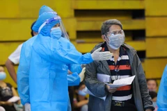 Hoa hậu H'Hen Niê làm tình nguyện viên hỗ trợ người dân tiêm vaccine