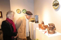 Khách tham quan triển lãm. (Ảnh: Hoàng Hiếu/TTXVN)