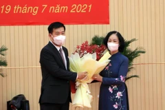 Đồng chí Trương Thị Mai, Ủy viên Bộ Chính trị, Bí thư Trung ương Đảng, Trưởng Ban Tổ chức Trung ương tặng hoa chúc mừng ông Nguyễn Mạnh Cường. (Ảnh: Sỹ Tuyên/TTXVN)