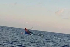 Hai tàu thủy va chạm, một tàu chìm kéo theo một thuyền viên mất tích