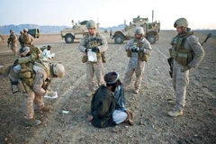 Binh sỹ Mỹ bắt giữ một nghi phạm Taliban. (Nguồn: Corbis)