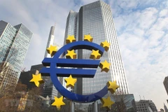 Biểu tượng đồng euro tại Frankfurt, Đức. (Ảnh: AFP/TTXVN)