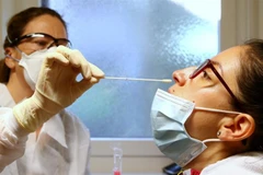 Lấy mẫu bệnh phẩm xét nghiệm virus SARS-CoV-2. (Nguồn: Reuters)