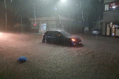 Bão Maysak đổ bộ gây mưa lớn tại thành phố Yangyang, Hàn Quốc ngày 3/9/2020. (Ảnh: Yonhap/TTXVN)