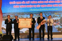 Lễ đón nhận Quyết định của Thủ tướng Chính phủ công nhận Thị xã Hồng Ngự (tỉnh Đồng Tháp) hoàn thành nhiệm vụ xây dựng nông thôn mới năm 2019. (Ảnh: Chương Đài/TTXVN)