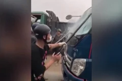 Ảnh chụp màn hình các đối tượng đập phá xe ôtô trong vụ tranh chấp đất đai ở Lương Sơn, Hòa Bình.