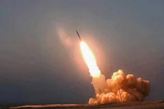 Tên lửa "Ghassem Soleimani" do Iran chế tạo được phóng thử từ một địa điểm bí mật. (Ảnh: AFP/TTXVN)