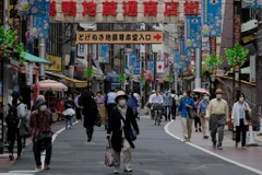 Người dân đeo khẩu trang phòng lây nhiễm COVID-19 tại Tokyo, Nhật Bản ngày 12/5/2020. (Ảnh: AFP/TTXVN)