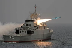Tàu khu trục Jamaran của Iran phóng thử tên lửa Nour ở ngoài khơi vùng Vịnh. (Ảnh: AFP/TTXVN)