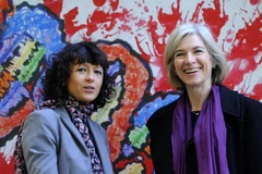 Nhà hóa học Pháp Emmanuelle Charpentier (trái) và nhà hóa học Mỹ Jennifer Doudna tại một sự kiện ở Oviedo, Tây Ban Nha ngày 21/10/2015. (Ảnh: AFP/TTXVN)