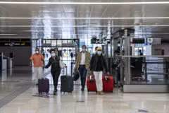Hành khách tại một nhà ga ở Barcelona, Tây Ban Nha ngày 19/6/2020. (Ảnh: THX/TTXVN)