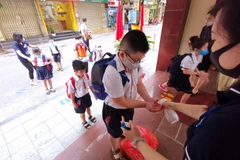 Học sinh đi học trở lại sau thời gian giãn cách. (Ảnh: Thành Đạt/TTXVN)