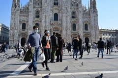 Người dân đeo khẩu trang phòng dịch COVID-19 tại Quảng trường del Duomo ở Milan, Italy ngày 17/10/2020. (Ảnh: AFP/TTXVN)