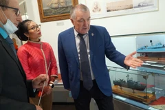 Giám đốc Bảo tàng Hải quân trung ương Nga giới thiệu về các hiện vật trưng bày. (Ảnh: Hồng Quân/Vietnam+)