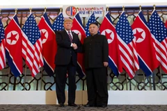 Tổng thống Mỹ Donald Trump bắt tay nhà lãnh đạo Triều Tiên Kim Jong-un tại cuộc gặp thượng đỉnh ở Hà Nôi ngày 27/2/2019. (Nguồn: AFP)