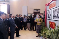 Các đại biểu nghe giới thiệu về triển lãm. (Ảnh: Phạm Kiên/TTXVN)