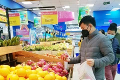 Khách hàng mua sắm tại hệ thống bán lẻ của Saigon Co.op. (Ảnh: TTXVN phát)