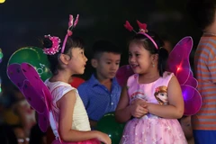 Trẻ em vui chơi trong Đêm hội trăng rằm. (Ảnh: Phan Tuấn Anh/TTXVN)