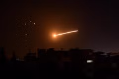 Hệ thống phòng không của Syria đáp trả vụ tấn công tên lửa của Israel nhằm vào thủ đô Damascus ngày 24/2/2020. (Ảnh: AFP/TTXVN)
