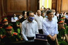 Các bị cáo nghe tuyên án trong phiên xét xử sơ thẩm. (Ảnh: Thành Chung/TTXVN)