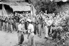 Liên quân Lào-Việt trong kháng chiến chống Pháp, năm 1950. (Ảnh: Tư liệu TTXVN)