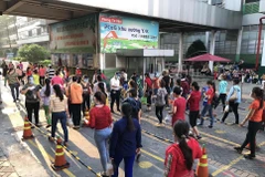 Công nhân Công ty TNHH PouYuen Việt Nam trong ngày làm việc cuối cùng trước khi tạm dừng hoạt động sản xuất. (Ảnh: Thanh Vũ/TTXVN)