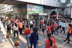 Công nhân Công ty TNHH PouYuen Việt Nam trong ngày làm việc cuối cùng trước khi tạm dừng hoạt động sản xuất. (Ảnh: Thanh Vũ/TTXVN)