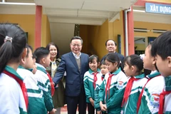 Phó Chủ tịch Quốc hội thăm, tặng quà tại huyện Lục Yên, Yên Bái